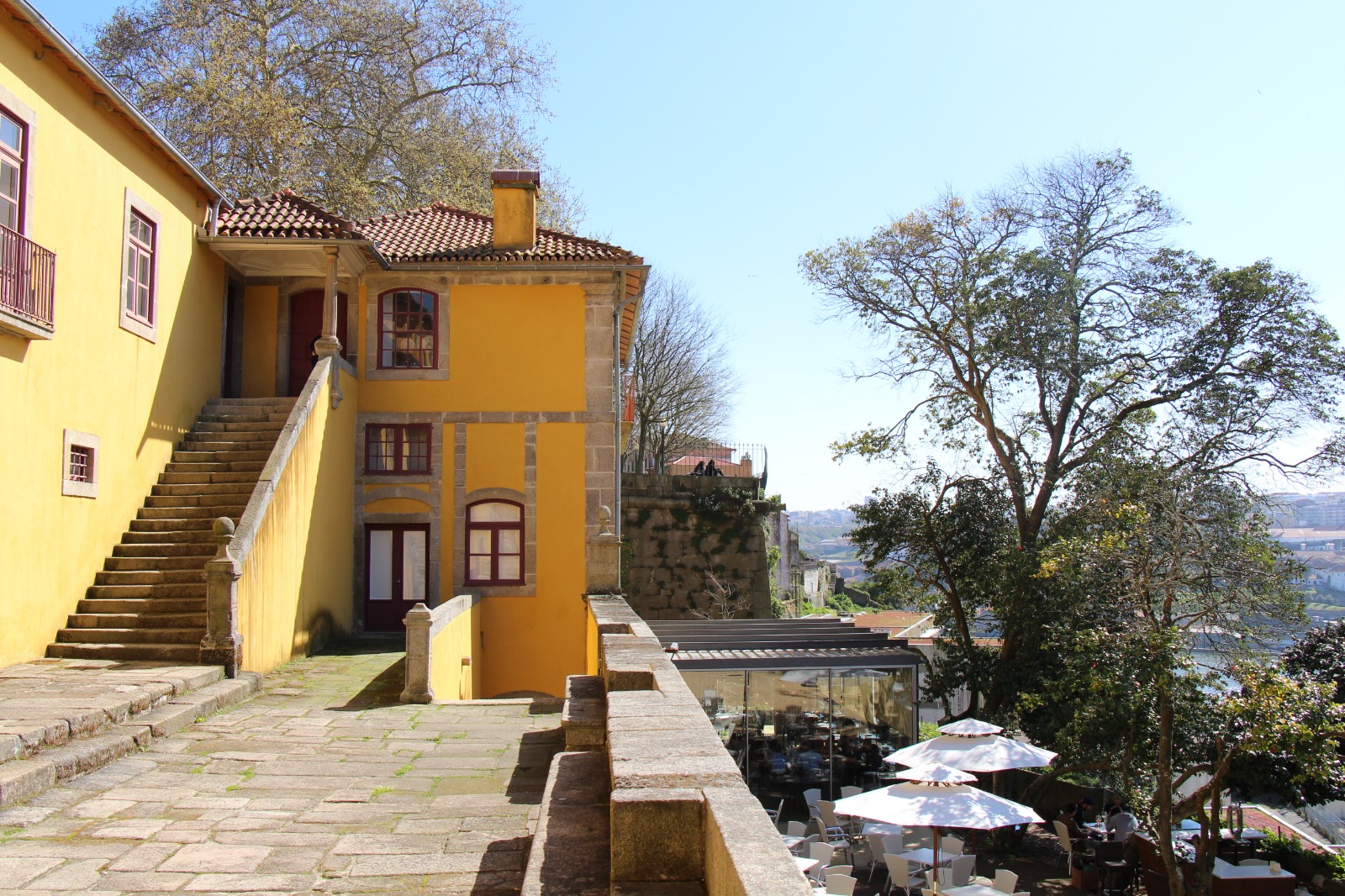 Exterior da Cooperativa Artística Árvore